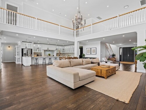 Lux 5 Bed Home Sleeps 16, Expansive Yard & Pool