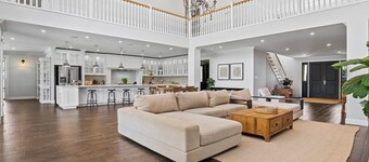 Lux 5 Bed Home Sleeps 16, Expansive Yard & Pool