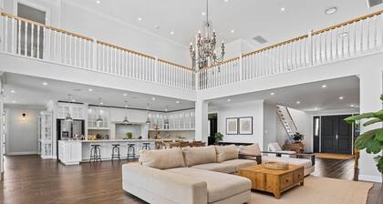 Lux 5 Bed Home Sleeps 16, Expansive Yard & Pool