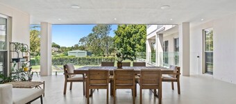 Lux 5 Bed Home Sleeps 16, Expansive Yard & Pool