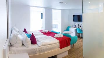 Familie vierpersoonskamer | Een kluis op de kamer, een bureau, gratis wifi