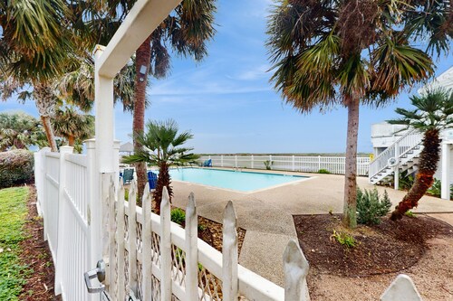 Charming home w/ shared pool, nearby beach, & covered patio with bay views