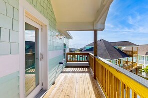 Property grounds - Charming home w/ shared pool, nearby beach, & covered patio with bay views (Galveston)