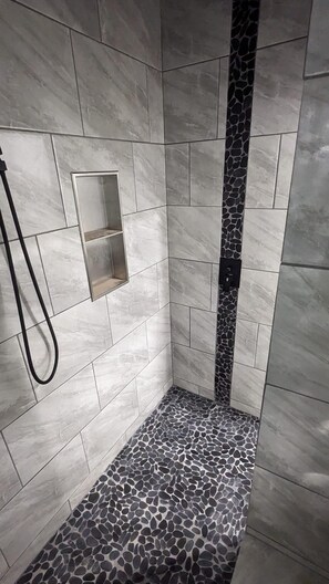 Ducha, secador de pelo y toallas