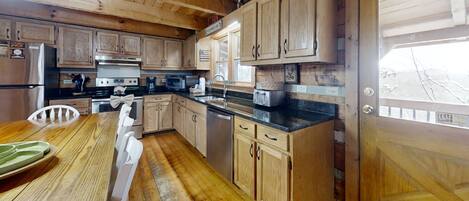 Jääkaappi, mikroaaltouuni, uuni, astianpesukone