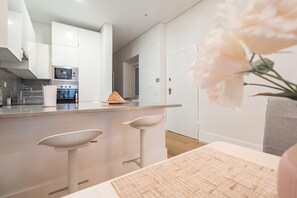 Fridge, microwave, oven, stovetop - Basil Blue Apartment, Baixa, Lisbon (Lisboa)