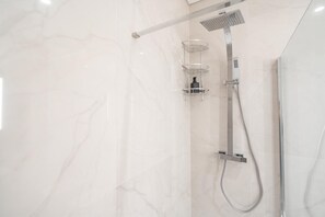 Douche, séchoir à cheveux, bidet, serviettes fournies