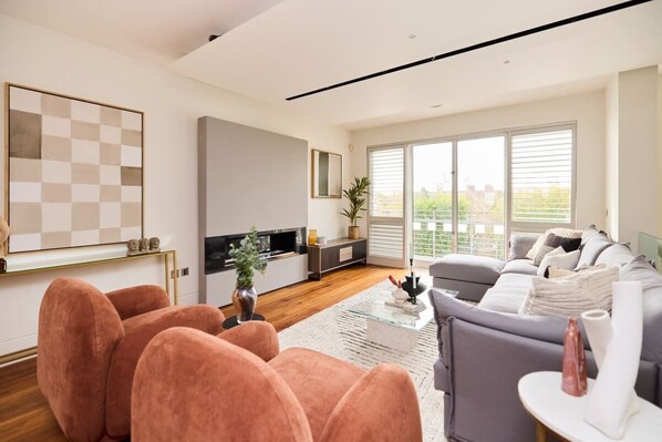 House (5 Bedrooms) | Living area - The Hampstead Garden Hideaway - 5bdr Home With Pool and Garden (London)