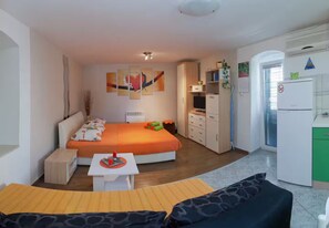 1 habitación, tabla de planchar con plancha, wifi gratis y ropa de cama 