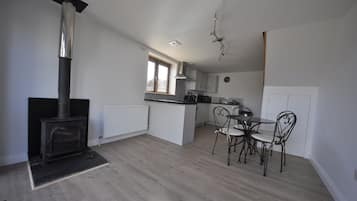 Chalet | Private kitchen | Fridge, microwave, oven, stovetop