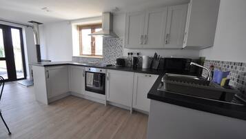 Chalet | Private kitchen | Fridge, microwave, oven, stovetop