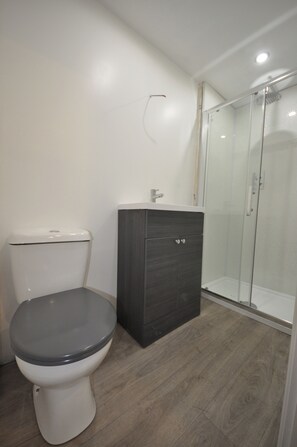 Chalet | Badkamer | Een douche, een haardroger, handdoeken