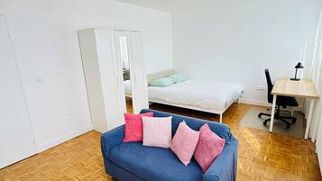 4 bedrooms, desk, iron/ironing board, free WiFi