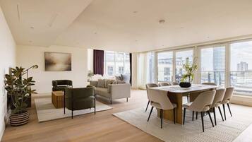 Apartment (3 Bedrooms) | Living area