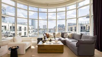 Apartment (3 Bedrooms) | Living area