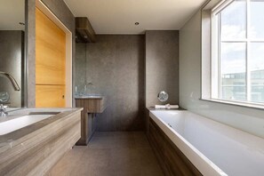 Apartment (3 Bedrooms) | Badezimmer