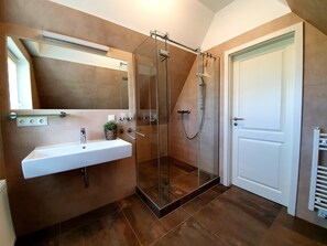 Regadera, secadora de cabello, jabón, papel de baño
