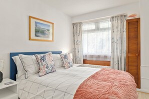 1 slaapkamer, een strijkplank/strijkijzer, gratis wifi, beddengoed