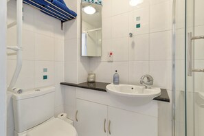 Dusj, hårføner og håndklær