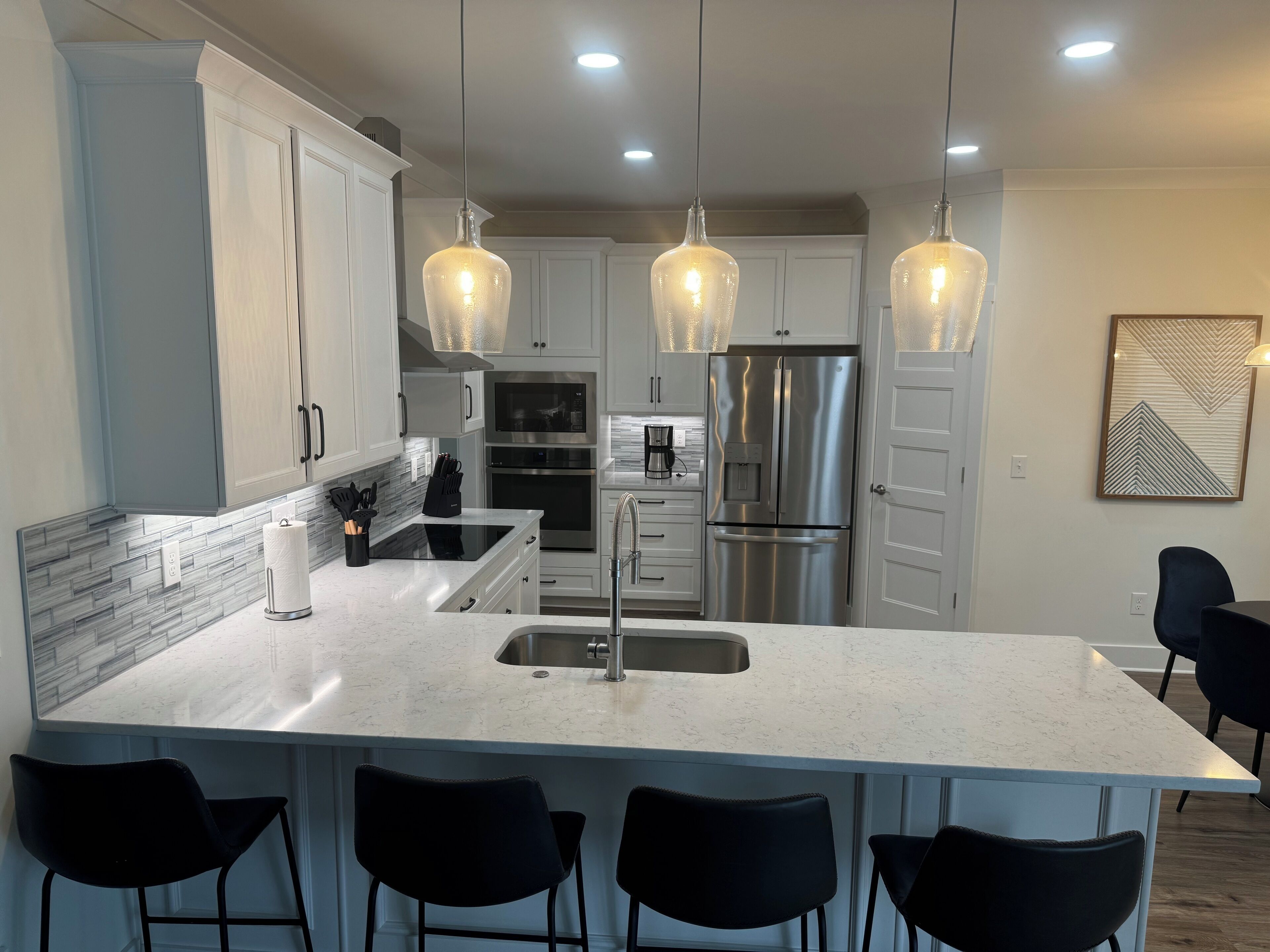 Kjøleskap, mikrobølgeovn, ovn og kokeplater