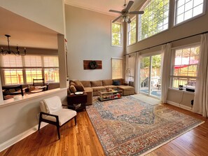 Smart TV - Light and bright 3-bedroom house in Brentwood with seasonal pool (Brentwood)