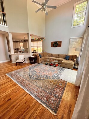 Smart TV - Light and bright 3-bedroom house in Brentwood with seasonal pool (Brentwood)