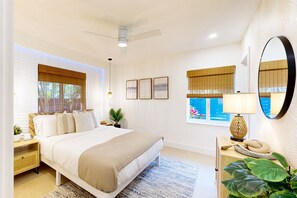 2 bedrooms, iron/ironing board, internet, bed sheets - Cozy coastal villa with smart features, private backyard, and washer/dryer (Fort Lauderdale)