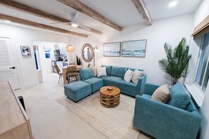 TV - Cozy coastal villa with smart features, private backyard, and washer/dryer (Fort Lauderdale)