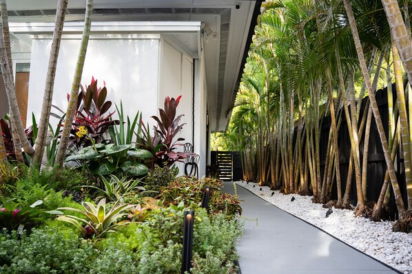 Property grounds - Cozy coastal villa with smart features, private backyard, and washer/dryer (Fort Lauderdale)