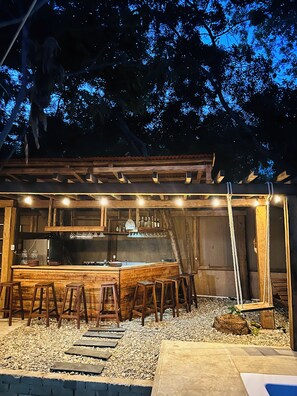 Bar au bord de la piscine