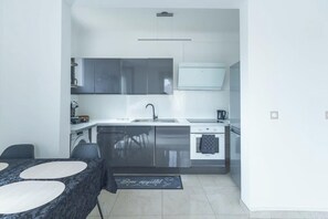 雪櫃、微波爐、焗爐、洗碗機