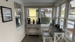Eine Küche mit weißer Arbeitsplatte, einer Kaffeemaschine und einem Wasserkocher.