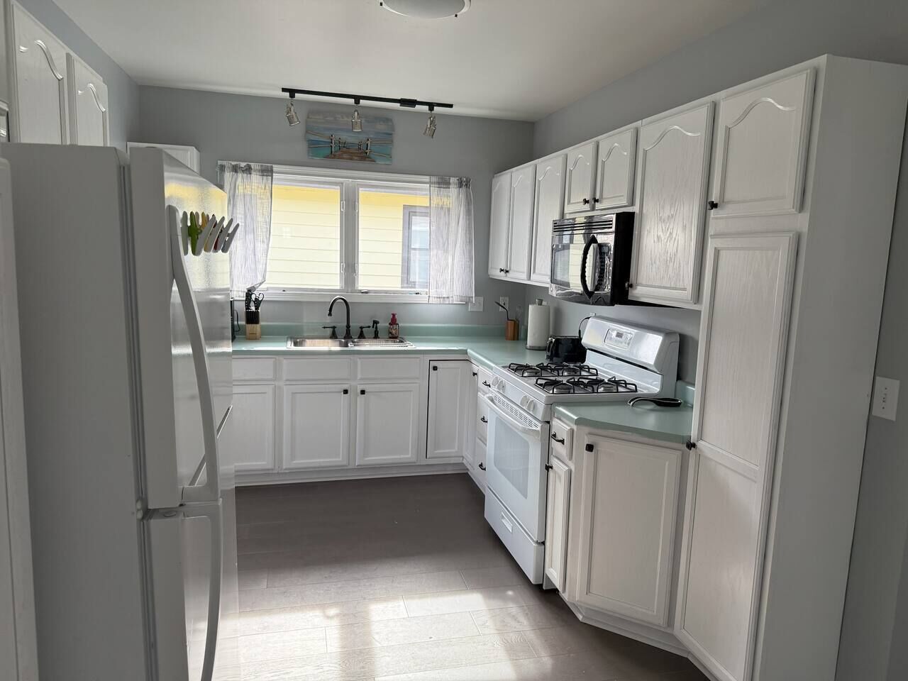 Refrigerador, microondas, horno y parrilla de estufa 