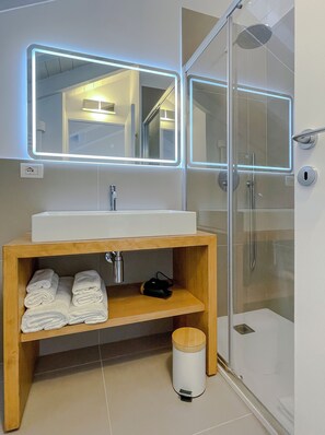 Shower, hair dryer, bidet, towels - Pliny Suite 33 -N.7- (Milano)