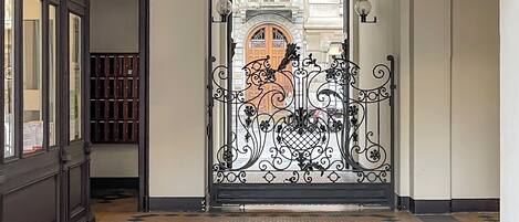 المنشأة من الداخل