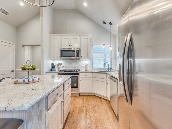 ثلاجة، ميكروويف، فرن، موقد طهي مسطح