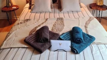 Chambre Classique, non-fumeurs, piscine privée | Bureau, fer et planche à repasser, lits pliants/supplémentaires