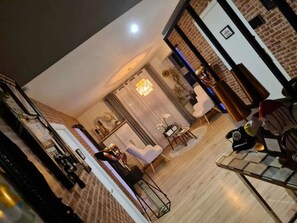 Télévision de 60 cm avec chaînes numériques, espaces bureaux