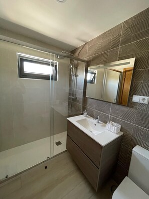 Lyxrum - balkong - utsikt mot floden | Badrum