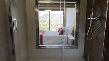 Deluxe Room, Balcony, River View | Bathroom