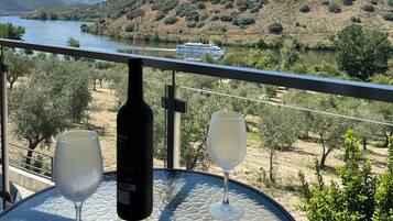 Habitación panorámica, balcón, vistas al río | Balcón