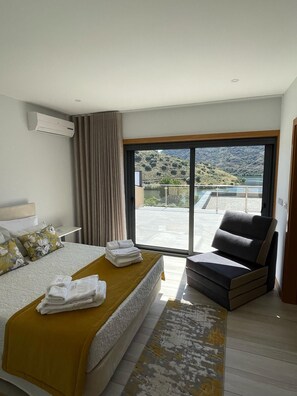 Luxury Room, Balcony, River View | Soundproofing, free WiFi - Douro Elegance Suites  (Torre de Moncorvo)
