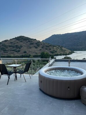Premium Room, Balcony, River View | Jetted bathtub - Douro Elegance Suites  (Torre de Moncorvo)