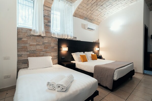 经典三人房 | 免费迷你吧物品、办公桌、笔记本电脑工作区、免费 WiFi