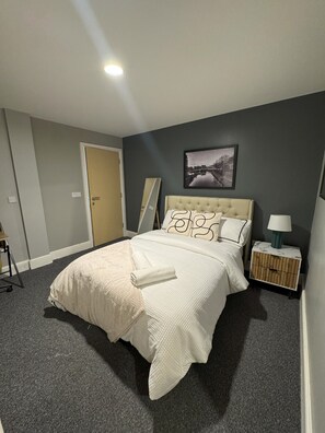 2 chambres, fer et planche à repasser, Wi-Fi, draps fournis