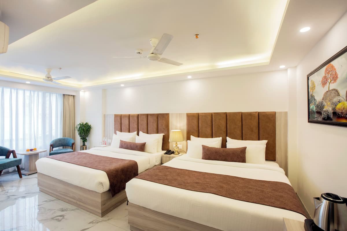 Family Room | Desk, free WiFi