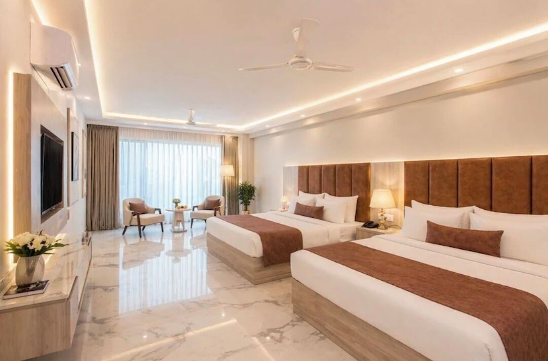 Family Room | Desk, soundproofing, free WiFi