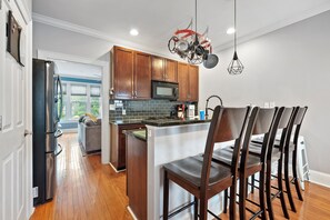 Microwave, oven, stovetop, dishwasher - Very Spacious 14 Bed/3.5Bath home-Perfect location (Columbus)