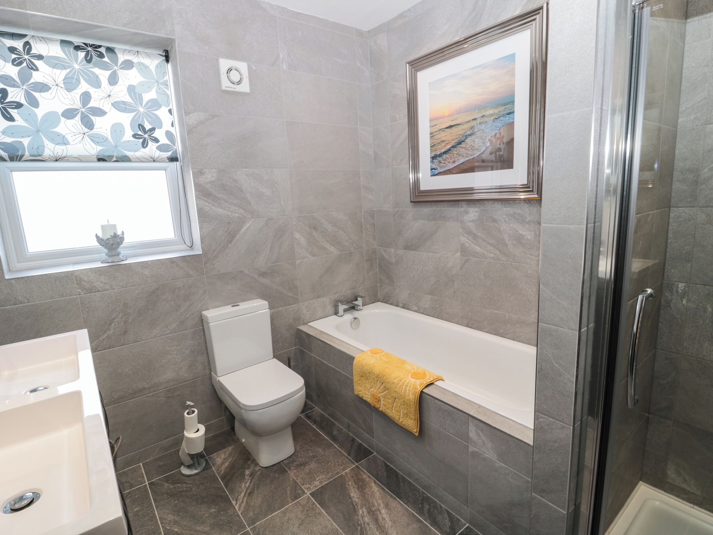 Un baño con inodoro, lavabo, bañera y ducha.