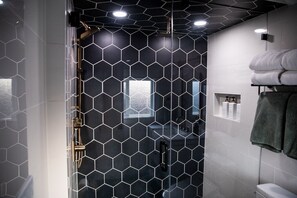 Haartrockner, Handtücher, Seife, Toilettenpapier